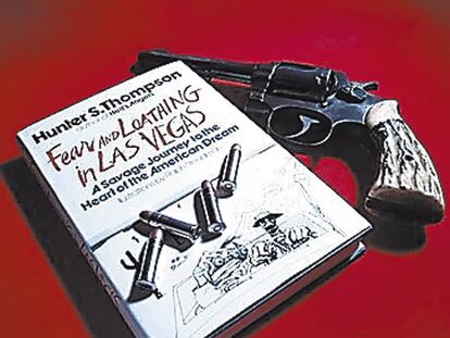 <b><i>Miedo y asco en Las Vegas</i> su obra más emblemática con su <i>hobby</i> favorito: las armas.</b>