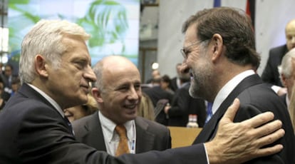 El presidente del Parlamento Europeo, Jerzy Buzek, saluda al líder del PP, Mariano Rajoy, ayer en Bonn.