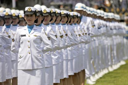 Miembros de la Marina de Indonesia participan en una ceremonia para conmemorar el 71 aniversario de la independencia del país.