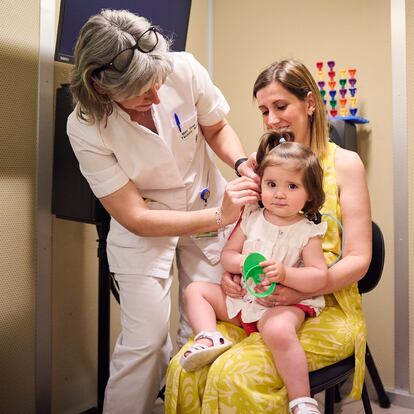 Abril, la primera niña tratada con terapia génica para curar la sordera