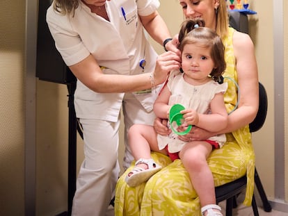 Abril, la primera niña tratada con terapia génica para curar la sordera