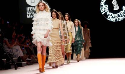 El desfile de Teresa Helbig, en la Mercedes-Benz Fashion Week Madrid, este martes.