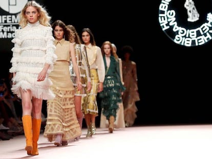 El desfile de Teresa Helbig, en la Mercedes-Benz Fashion Week Madrid, este martes.