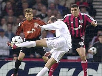 Zidane, en el momento de conectar su zapatazo mortal para el Bayer Leverkusen.