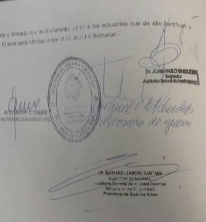 La firma de Etchecolatz en la que aclara sentirse un "prisionero de guerra".