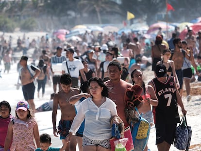 Vacacionistas caminan por la playa Gaviota Azúl en Cancún (Quintana Roo), este viernes.