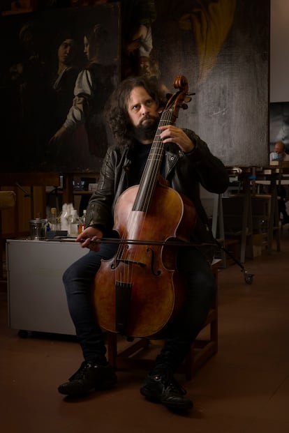 Fahmi Alqhai en el taller de restauración del Museo de Bellas Artes de Sevilla.