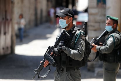 Agentes de la policía de fronteras patrullan la zona donde ha sido abatido un palestino.