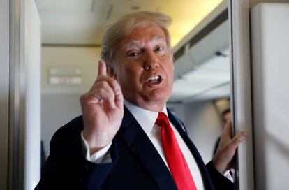 El presidente de Estados Unidos, Donald Trump, a bordo del Air Force One.