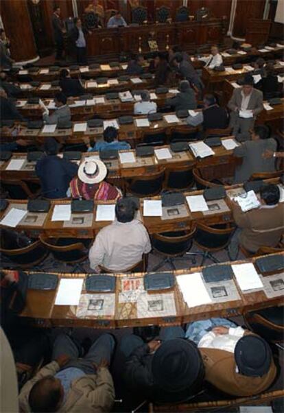 Parlamentarios del Congreso Nacional de Bolivia debaten la ley petrolera.