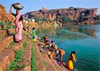 Mujeres lavando ropa en el lago de Bhutanatha, en Badami (Karnataka), donde se asentaron los chalukyas hace 1500 años.