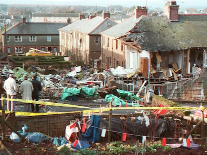 Destrozos provocados por la caída de un Jumbo 747 de Pan Am en Lockerbie (Escocia), tras estallar durante el vuelo por un atentado terrorista el 21 de diciembre de 1988.