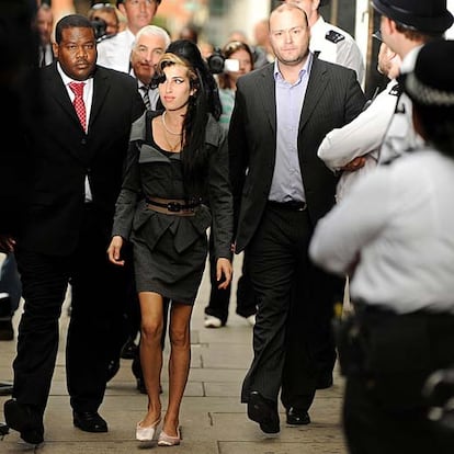 Amy Winehouse, ayer al acudir a un juzgado de Londres.