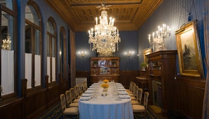 El salón comedor actual del Palau Moxó, con un paisaje de Meifrén de 1889 y otro de Carlos de Haes de 1881, además de dos aparadores modernistas y una mesa de comedor de arce y sillas del siglo XX.