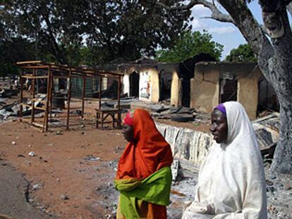 Dos mujeres musulmanas, ante varias viviendas quemadas durante la masacre, el miércoles en Yelwa.