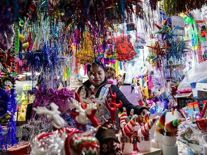 Una mujer vende adornos navideños en el Mercado Jamaica en la Ciudad de México, este diciembre.