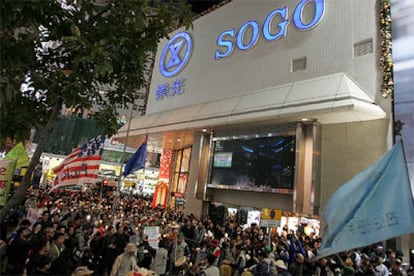 Manifestantes surcoreanos de la Confederación de Sindicatos coreanos realizan una vigila contra la OMC en Hong Kong.