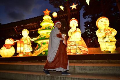 Iluminación navideña en el templo Jogye de Seúl, Corea del Sur.