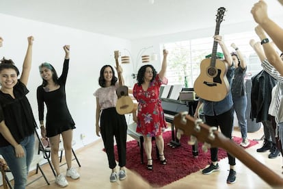 Venegas, en un ensayo con su maestra de canto Ericka Bañuelos (a su izquierda) en Ciudad de México.