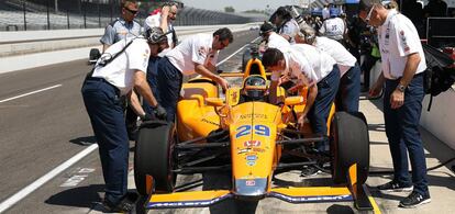 Fernando Alonso, en el box de las 500 Millas de Indian&aacute;polis.