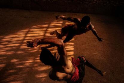 Combate de Kalaripayattu, un milenario arte marcial originario del sur de la India que combina exigentes ejercicios físicos con una profunda raíz espiritual. La práctica del Kalaripayattu exige una gran disciplina, control corporal y mental, conocimientos de rituales de medicina ayurvédica y gran esfuerzo y dedicación. Niños y niñas lo practican desde los 7 años, en un trabajo conjunto de cuerpo y mente que contribuye a su desarrollo integral como personas.