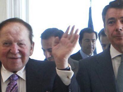 Sheldon Adelson, Ignacio González y la esposa del empresario.