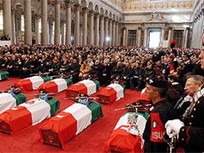 Los féretros de los italianos muertos en Irak, durante el servicio fúnebre celebrado ayer en la basílica de San Pablo Extramuros.