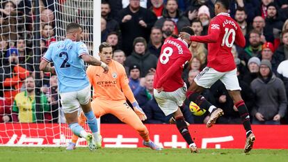 Bruno Fernandes marca el gol del empate entre el Manchester United y el City este sábado.