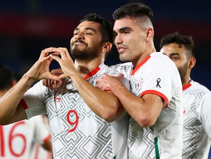 Henry Martín y Johan Vázquez celebran uno de los goles contra Corea del Sur.