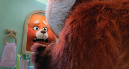 Un fotograma de 'Red' (2022), película de Pixar cuya protagonista es una niña de 13 años a la que le viene por primera vez la regla.