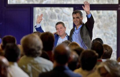 Pedro Sánchez i Emiliano García Page en un acte a Toledo. 