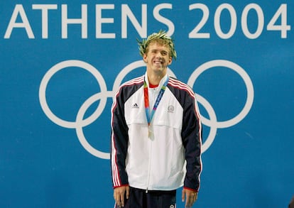 Michael Phelps sonrie al recibir la medalla de oro en la prueba de natación estilo mariposa 200 metros conseguida en los Juegos Olímpicos de Atenas 2004 (Grecia).