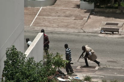 Milicianos pro-Gbagbo, de los <i>Jóvenes Patriotas</i>, toman posiciones frente a las líneas de las fuerzas leales al presidente reconocido internacionalmente, Alassane Ouatarra.