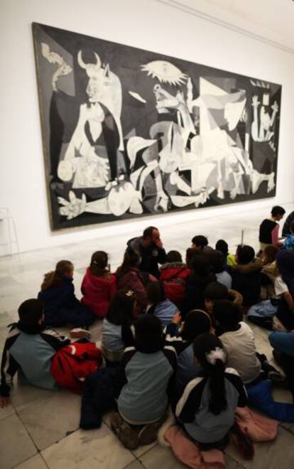 Un grupo de niños, ayer ante el 'Guernica' en el Reina Sofía