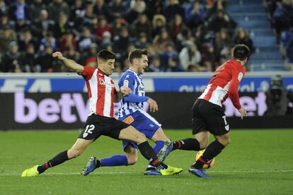 Yuri, Ibai y Beñat disputan el balón.