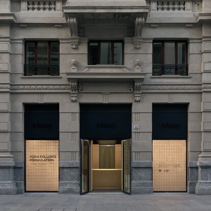 Fachada de la tienda temporal de Aesop en la Piazza Corduoso de Milán.