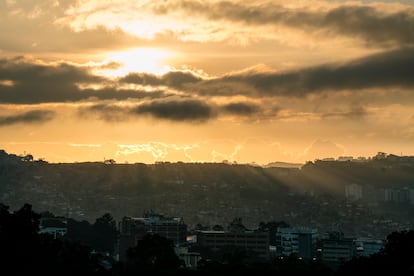 El sol sale en Petare Caracas