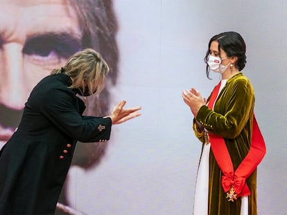 La presidenta madrileña, Isabel Díaz Ayuso, entrega al músico Nacho Cano una de las medallas de la Comunidad de Madrid el pasado mayo.