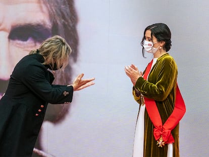 Isabel Díaz Ayuso entrega la Gran Cruz de la Orden del Dos de Mayo a Nacho Cano, que ha decidido cedérsela a la presidenta madrileña.