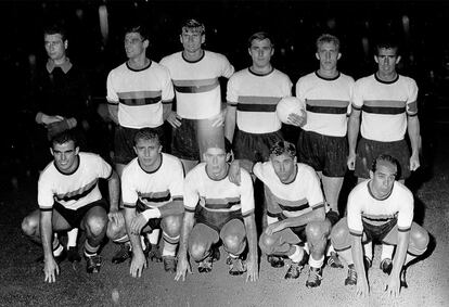 <CW-2>La alineación del Inter de Helenio Herrera el la final de la Intercontinental de 1964 ante Independiente. Arriba (de izquierda a derecha): Sarti, Guarneri, Facchetti, Malatrasi, Tagnin y Picchi. Abajo (de izquierda a derecha): Corso, Milani, Domenghini, Peiró y Luis Suárez.