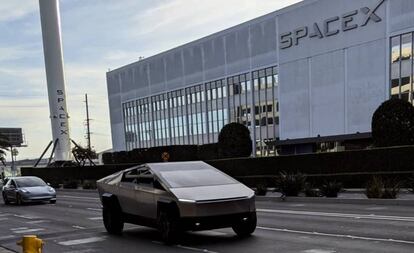 Tesla Cybertruck cerca de SpaceX.