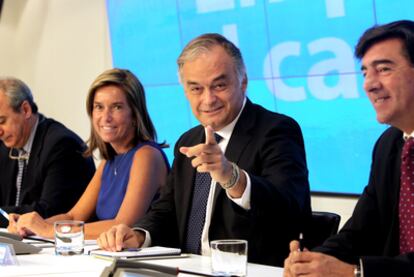 Esteban González Pons, junto a Ana Mato, durante la reunión del comité de campaña del PP.