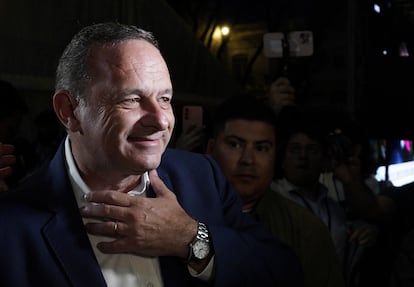 Álvaro Delgado en las oficinas centrales de su partido tras las elecciones del 27 de octubre.a