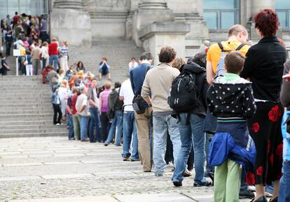 Una imagen recurrente en los periodos estivales: largas colas de turistas esperando entrar en edificios histricos. Podran ser lugares donde instalar los sensores predictivos de visitantes.