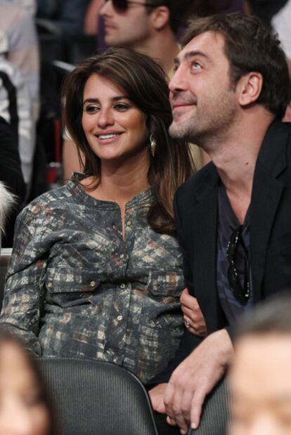 Penélope Cruz y Javier Bardem, durante el partido de baloncesto.