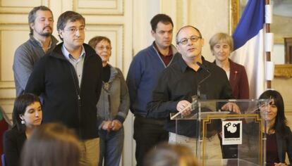 El alcalde de San Sebastián, Juan Karlos Izagirre, comparece rodeado de sus concejales.