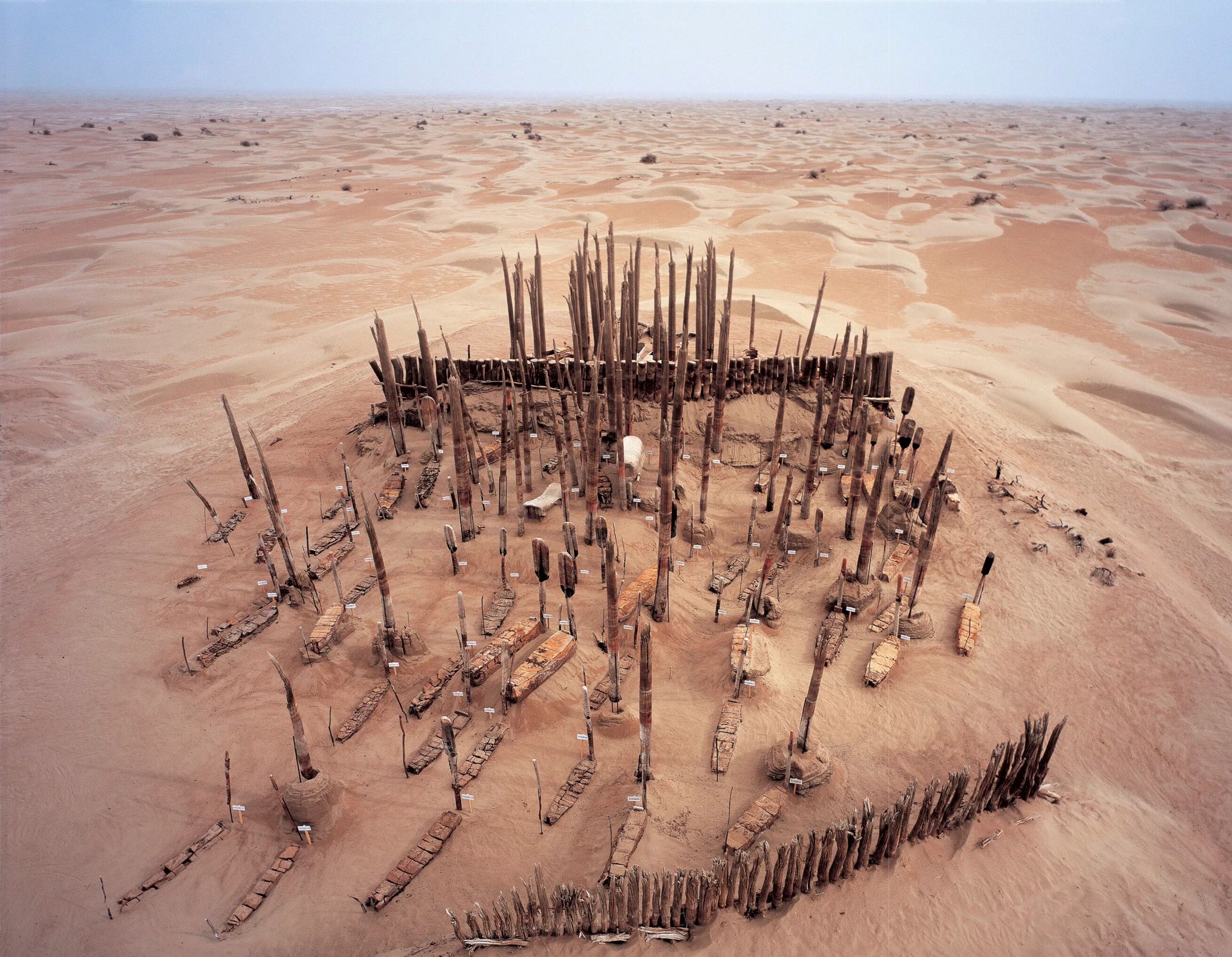 Vista aérea del cementerio de Xiaohe, en el desierto de Taklamakán (China).