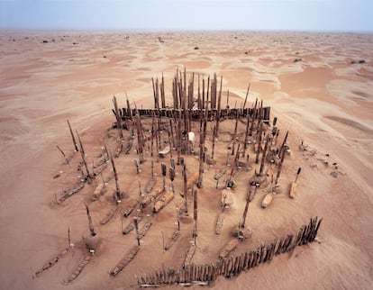 Vista aérea do cemitério de Xiaohe, no deserto de Taklamakan (China). 