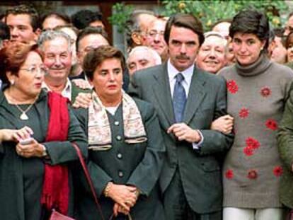José María Aznar, flanqueado por la concejal de PP en Azkoitia, María Pilar Elías, y María San Gil.