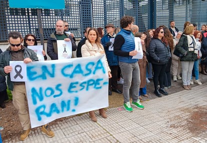 Trabajadores expertos en educación de menores marginados de Badajoz se concentran para expresar sus condolencias por la muerte violenta de una de sus compañeras por parte de tres menores.